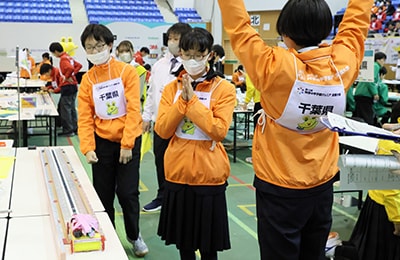 Chiba Prefecture team’s machine, loaded with weights, reaches the goal