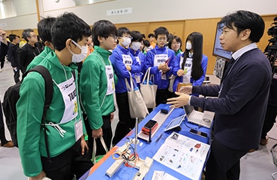 A demonstration of Shimadzu Rika Corporation’s dynamics cart “Smart Cart,” which drew attention due to its strong relevance to Hands-on Event 2
