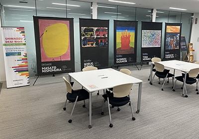 Exhibition of works provided by Kyoto Prefecture. The works were displayed in the meeting area, allowing Shimadzu visitors to view them as well