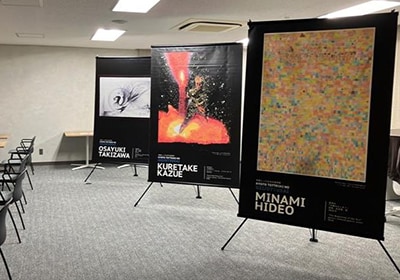Exhibition of works provided by Kyoto Prefecture. The works were displayed in the meeting area, allowing Shimadzu visitors to view them as well