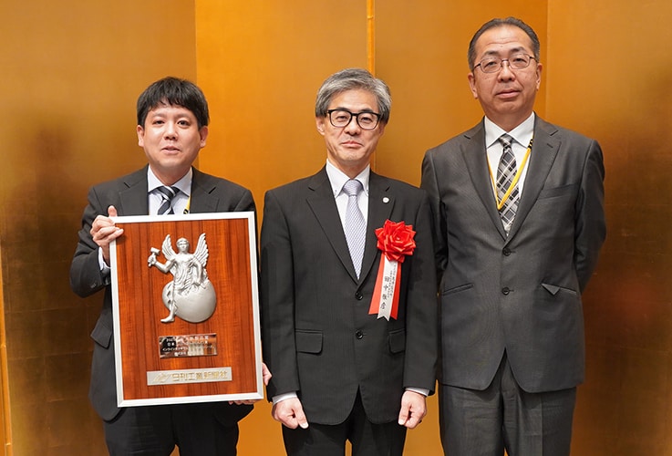 From left: Satoshi Kuno, who led development; Masahiko Tanaka, Division General Manager; and Naoki Yoshioka, General Manager of the Research & Development Department. All are from the Industrial Machinery Division at Shimadzu Corporation