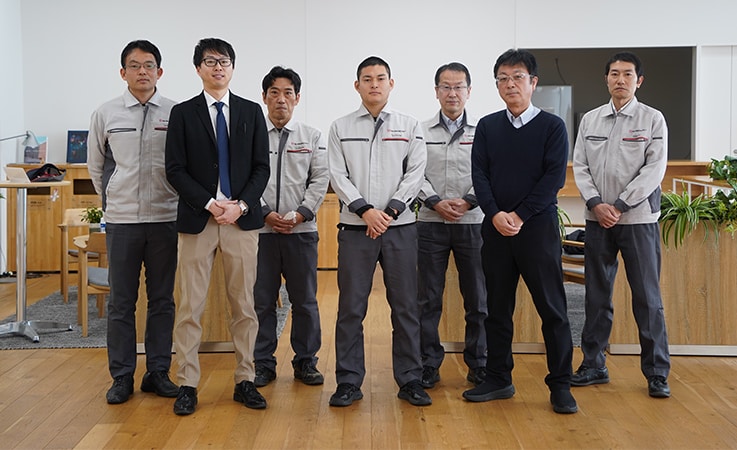 Front row, from left: Kyoji Kashiwao (Business Planning Department), Shinnosuke Seo, and Naoki Nishimura (Geoscience Department)