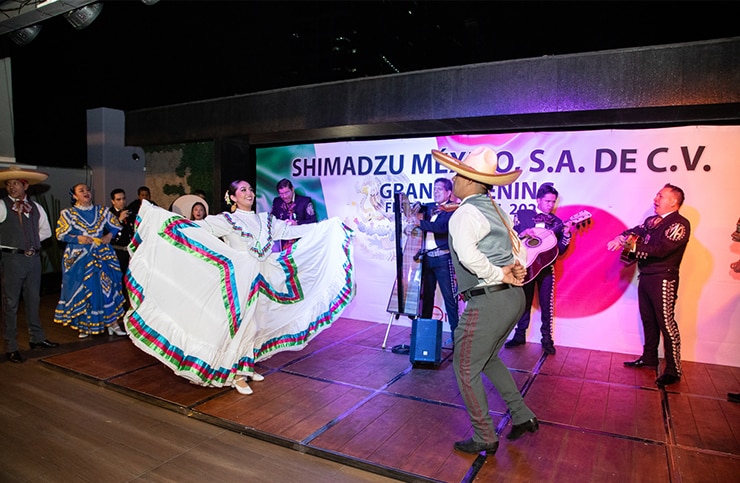 At the reception following the opening ceremony, live mariachi music and traditional Baile Folklórico dance were performed