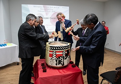 Kagami-biraki (ceremonial sake barrel opening) at the opening ceremony. President Jimbo is third from the left