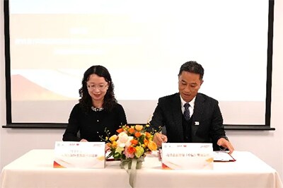 Representatives signing the agreement. Xiaoli Zhao, Deputy Director of the SKLECRA (left), and Jinghua Zhu, General Manager of Sales Department 2, Analytical & Measuring Instruments Division, SSL