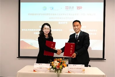 Representatives signing the agreement. Xiaoli Zhao, Deputy Director of the SKLECRA (left), and Jinghua Zhu, General Manager of Sales Department 2, Analytical & Measuring Instruments Division, SSL