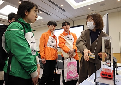 “Pendulum on a Cart,” from the Shimadzu Rika Corporation experiment kit, which reproduces entrance exam questions from the University of Tokyo