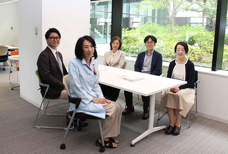 Ryono Kajitani, Executive Officer in charge of Health and Productivity Management, and staff members from the Health and Safety Center, Human Resources Department