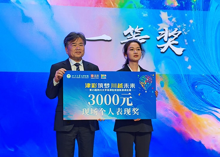 SSL Vice President Ogura (left) and Wenjie Zhou of Sichuan University