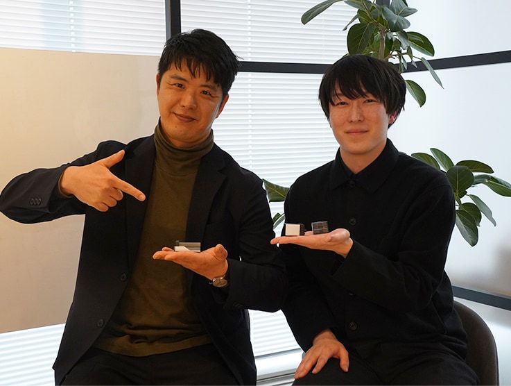Tsukamoto (right) of the Corporate Product Design Center, who directed the design, and Kawai (left), the project leader