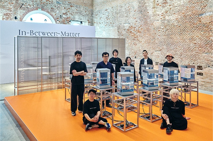 Members of Shimadzu’s Corporate Product Design Center and we+. Nakagawa is second from the left in the back row, and Takegawa is on the far right in the front row (both from the Corporate Product Design Center) Photo: Masaki Ogawa