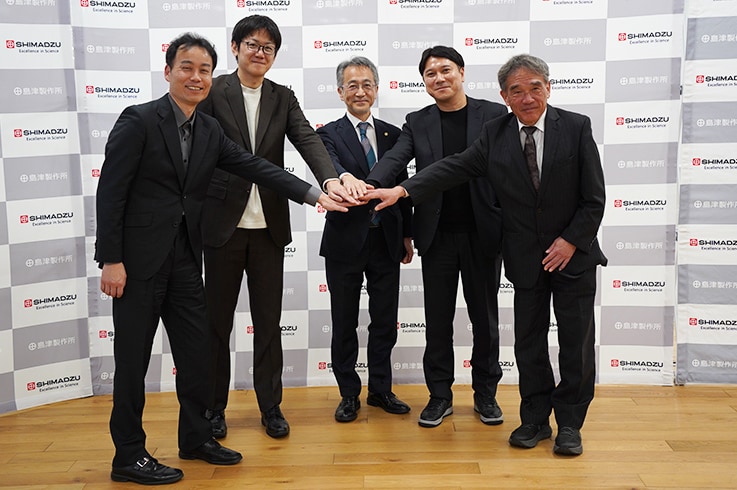 Press conference announcing the establishment of Genzo AI, Inc. (March 25)
From left: Akutsu and Kawamura; Takahiro Nishimoto (Managing Executive Officer and CTO of Shimadzu Corporation); Satoshi Sakamoto (President of IP AGENT CORPORATION); and Kenichi Nagasawa (Corporate Advisor of IP AGENT CORPORATION and former Senior Managing Executive Officer and Head of Corporate Intellectual Property & Legal HQ at Canon Inc.)