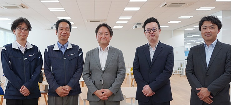 From the left are Shimadzu System Solutions personnel Kato, Tanaka, Onoue, Corporate Officer, and Nakaji and Yasue