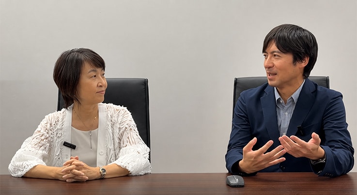 From left: Visiting Professor Motomura, and Assistant Professor Masu