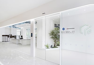 Das Innovationszentrum für Umwelt und Gesundheit in Hangzhou, China, wurde für seinen Einsatz von Glas gelobt, der visuelle Offenheit und flexible Raumaufteilungen ermöglicht und so einen Raum schafft, der Konzept und Qualität erfolgreich vereint.