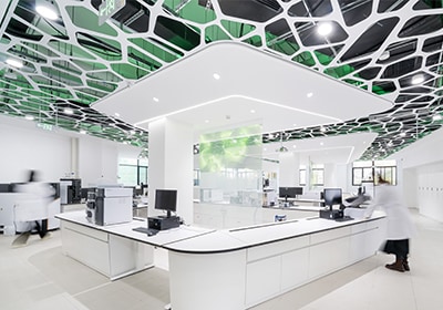 Das Innovationszentrum für Umwelt und Gesundheit in Hangzhou, China, wurde für seinen Einsatz von Glas gelobt, der visuelle Offenheit und flexible Raumaufteilungen ermöglicht und so einen Raum schafft, der Konzept und Qualität erfolgreich vereint.