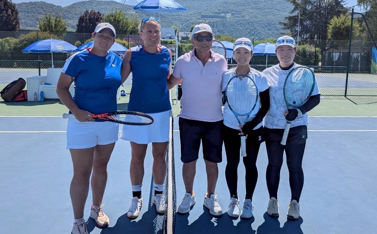 A commemorative photo with players from the host nation, France. Komokata is second from the right
