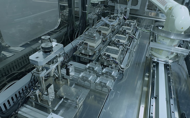 A robotic arm loads samples into the heating and stirring module. The 96 vials contain reagents with highly volatile organic solvents and are sealed before being heated and stirred. The automation of the entire series of processes attracted considerable interest following the press release issued in May.