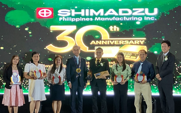 Long-Service Awards at the 30th Anniversary Ceremony. A member who has been with SPM since its establishment (center right) was also recognized for 30 years of service
