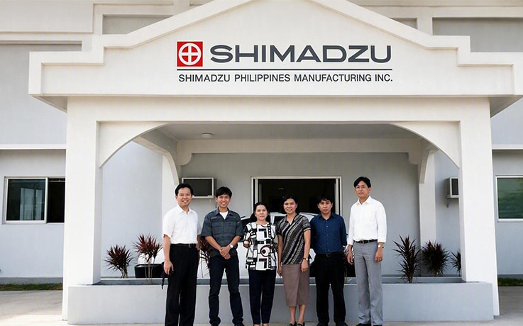 Commemorative photo of the employee seconded from Japan and the first five employees hired locally (June 27, 1996)