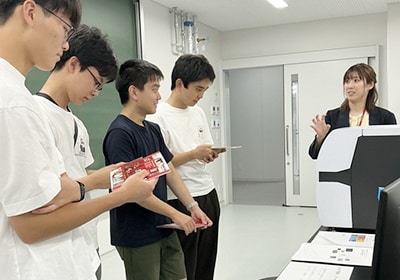 Participants asking one question after another about the analytical instrument used in research, including, “Can electrophoresis be performed in liquid?”