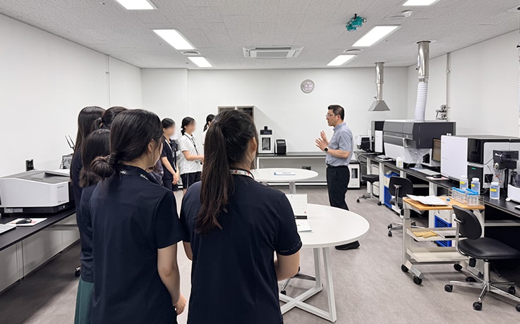 Students learn the principles of analytical instruments in front of the actual systems